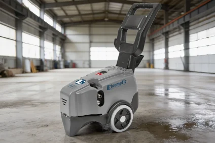 Idropulitrice professionale Bluematic su pavimento bagnato all'interno di un ampio magazzino industriale.
